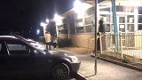 小伙陪女友散步,被突然出现的男子吓得掉头就跑