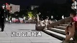 回头看因为这是他儿子，往前走因为他是军人