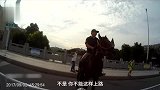 他骑马闹市兜风遇交警：我等红灯呢