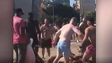 英游客在巴塞罗那海滩斗殴 场面难以控制 游客纷纷逃离
