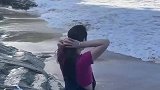 女生在海边拍美照，被海浪拍倒差点被冲走