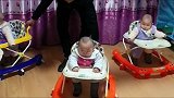 家有三胞胎兄妹，爸爸让三胞胎兄妹学走路，哥哥有点太着急了吧