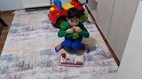 小男孩躲起来偷吃番茄
