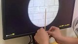 男子玩射击类游戏，用筷子开物理外挂