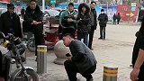 严禁摆摊的地段，摊贩们却屡教不改，监管部门只能出此下策！