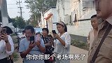 美女让大衣哥选的什么，大衣哥有点不好意思！