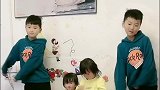 家有双龙双凤四个宝宝，一大早给妈妈整这么一出，大牙都要笑掉了