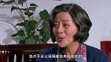 农村奶奶帮孙子还债，没想到一问吓傻了，一个月工资才一百多！