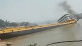 现场！重庆一货船靠岸时侧翻下沉 激起巨大水花