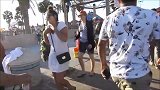 街头恶作剧，假扮草人在街上吓路人，路人非常惊讶