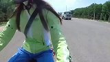 妹子半路遇洒水车，吓得直往路边躲