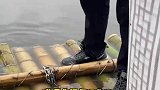 男子出来旅游坐了一个竹筏，没想竟然还原了一个经典片段