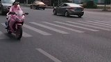 妹子骑车太刺激了，你确定这样单手骑车看手机好吗