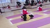 女儿上舞蹈课第一天，老师发来一段视频，谁告诉我孩子打哪里解气