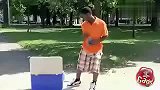 加拿大街头搞笑：冰箱里有活人头