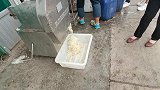 丹东农家端午节聚会，铁锅酸菜炖骨头吃撑全家，看这做法正宗吧