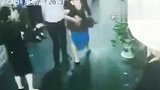 北京一女子疑因不满饭店让朋友买单 持伞殴打女店员