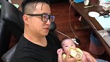 可爱宝宝边喝奶边大便，老父亲被熏到崩溃为人父母着实不易