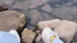 和老公吵架后坐在河边发个朋友圈