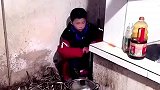 孝顺小男孩为下夜班的爸爸热好饭菜，为儿子再苦再累也值得
