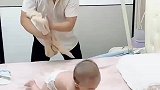 爸爸给宝宝穿衣服