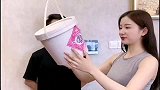 帅哥模仿美女玩游戏，不料下一秒悲剧了，看完差点笑岔气