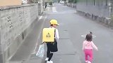 2岁的小妹妹接哥哥放学回家，路上哥哥全程守护着妹妹，好暖心啊