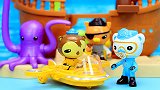 海底小纵玩具故事：巴克队长和谢灵通在海盗船乐园玩耍