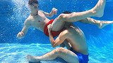 掏裆！飞冲肩！住院脚！网红兄弟上演泳池WWE