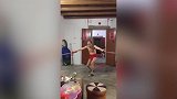 老汉身穿红内裤练武术 这套剑法什么水平?