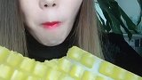 精致的黄色键盘冰，小姐姐直接抓着就开吃，吃的真带劲啊
