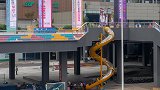 重庆又发功 轻轨站外设旋转滑梯 滑着下轻轨