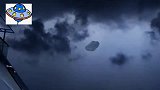 乌云密布天气下，男子拍到空中悬浮的UFO！