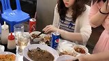 他们说请我吃饭，但是看了半天之后，我不知道这些是什么食物