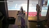 男子欲强闯店铺盗窃 失手震碎玻璃门吓得落荒而逃