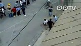 街头偷电动车小偷被逮，遭板砖暴打