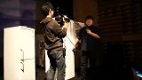 罗永浩演示西门子冰箱的闭门器