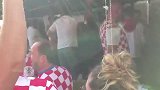 赛前PK！英格兰球迷高唱足球回家 克罗地亚围堵反击