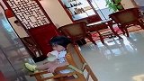 闺女坐这里守着冰箱，就是怕哥哥来拿雪糕，哥哥一来就开战