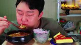 网红美食，大叔品尝肥牛大酱汤，下饭的咀嚼音实在好听呀