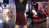 美女小姐姐在电影院尬舞，后面的外国小哥都看呆了！
