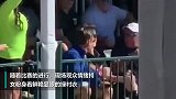 美国一女粉丝暴露自己的胸部为选手加油 引起骚乱