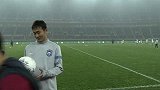 中超-14赛季-联赛-第28轮-泰达王新欣为幸运球迷颁奖-新闻