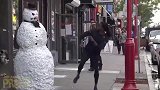 国外雪人恶作剧，伪装成雪人恶搞路人，却被美女打