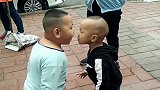 两个小屁孩街头吵架，下一秒小个子却怂了，看一次笑一次！