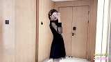 黑色连衣裙，网纱袖搭配黑色短靴，尽显时尚品味，完美展现好身型