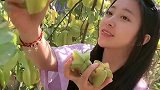 小姐姐上山摘杨桃吃，怪不得皮肤这么好