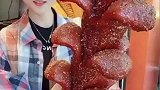 吃烤肠还得弄上纸巾拿着，一看妹子就是个讲究人