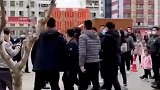 河南郑州：清明节强制交房，保安手持钢叉威胁？业主：侮辱人
