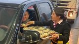 寒冷的冬季，一碗热腾腾的饺子为路过的司乘朋友，带来一丝温暖！